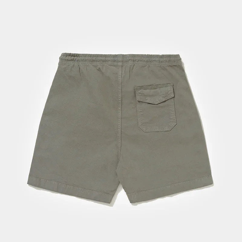 Shorts Spirituality Cinza de sarja 100% algodão, com cintura elástica e bolso traseiro com lapela.