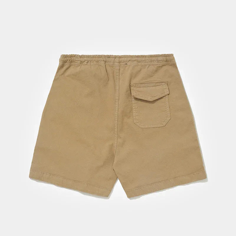 Shorts Spirituality Cáqui de sarja 100% algodão, com cintura elástica e bolso traseiro com lapela.