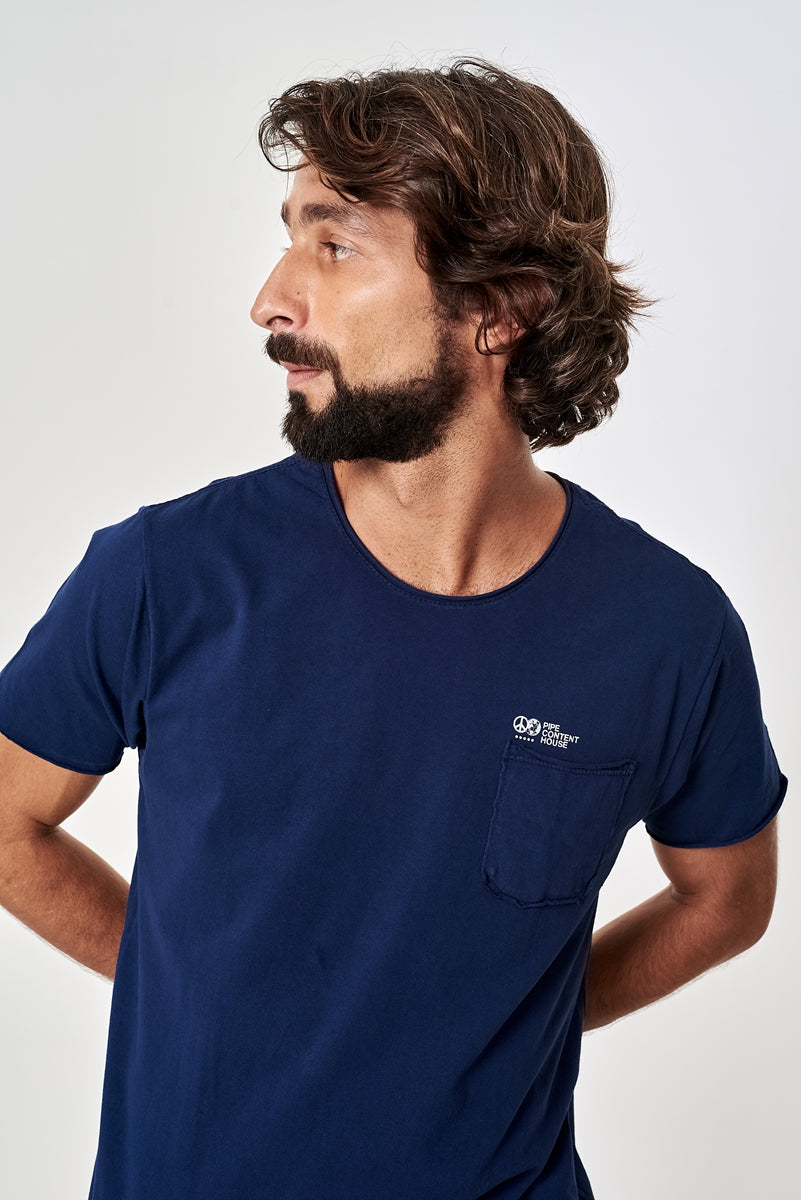 CAMISETA COM BOLSO MARINHO